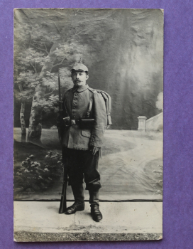 Foto Ansichtskarte AK Reutlingen Soldat Portrait 1910-1930 Schulterklappe 180 Pickelhaube Gewehr Tornister Bajonett